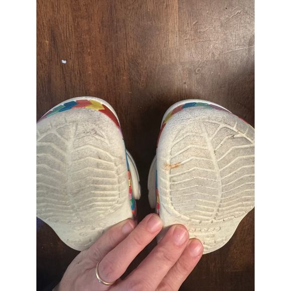 White and rainbow cheveron kids Crocs clogs size 7 - Picture 5 of 5